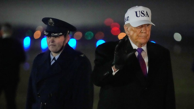 El presidente Donald Trump saluda al descender del Air Force One, el jueves 19 de febrero de...