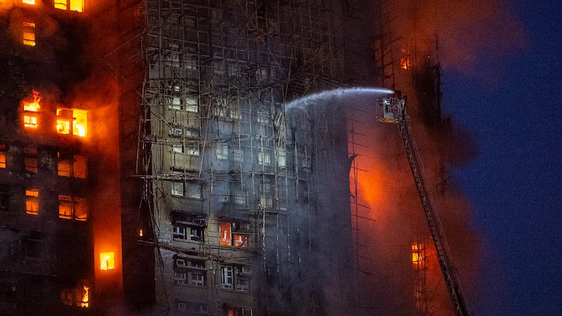 Bomberos trabajan para extinguir un incendio que se desató en Wang Fuk Court, una propiedad...