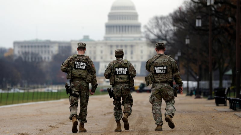Efectivos de la Guardia Nacional en Washington el 26 de noviembre del 2025. (AP Foto/Rahmat Gul)