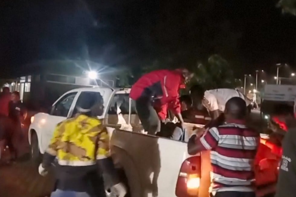 En esta imagen, tomada de un video distribuido por la Cruz Roja de Uganda, se muestra a...