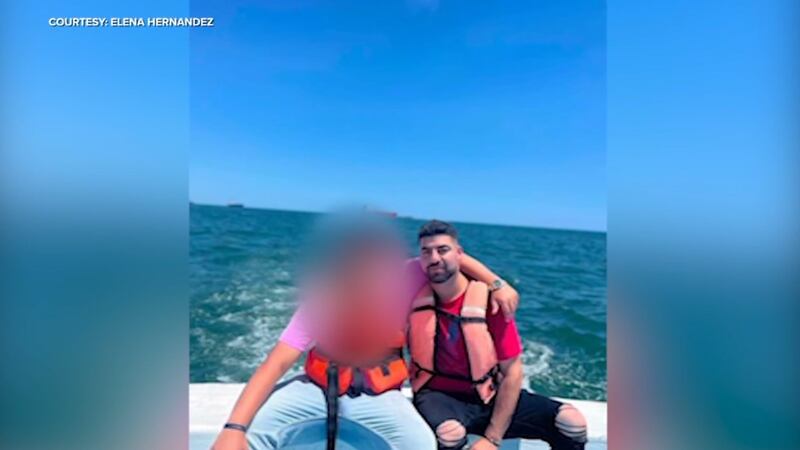 Vicente Peña Jr. (derecha) estaba de vacaciones en México con su hijo adolescente cuando fue...