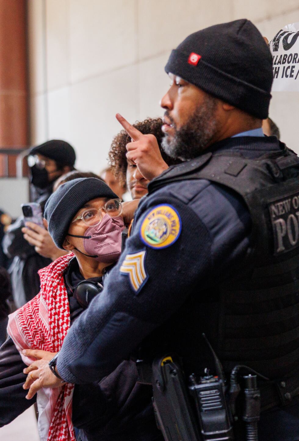 Manifestantes participan en una protesta contra el ICE durante una reunión en el Ayuntamiento...