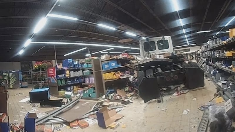 Chófer es arrestado tras impactar su tráiler contra un Aldi en East Nashville