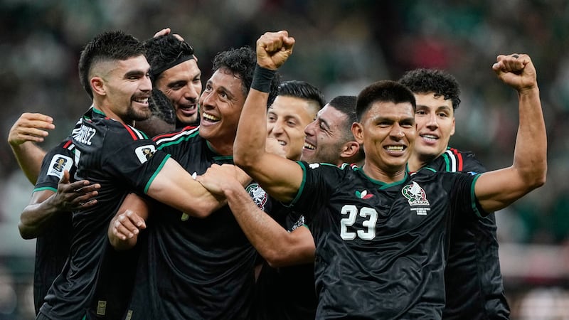 Luis Romo (3ro de izquierda a derecha) festeja con sus compañeros de la selección de México...