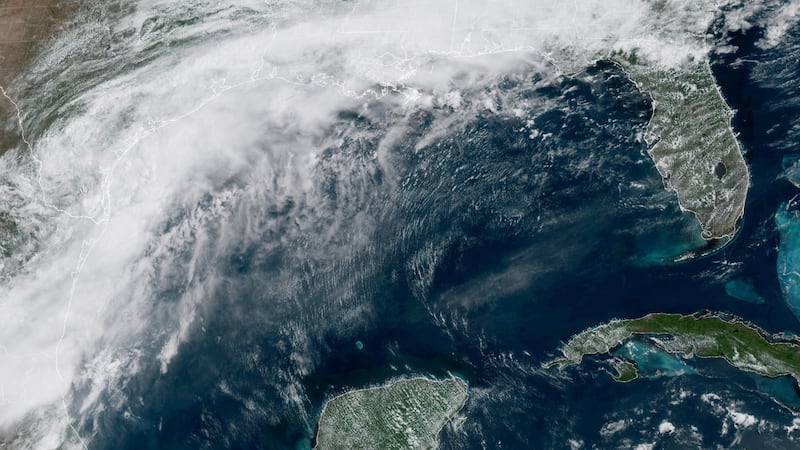 Esta imagen satelital GOES-19 GeoColor proporcionada por la Oficina Nacional de Administración...