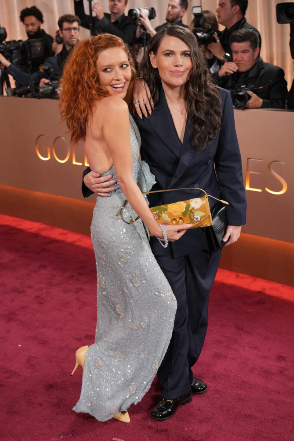 Natasha Lyonne, a la izquierda, y Clea DuVall llegan a la 83.ª edición de los Globos de Oro el...