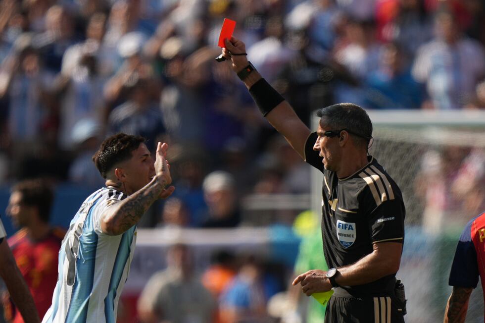 El árbitro Slavko Vincic expulsa a Enzo Fernández de Argentina en la final mundialita ante...