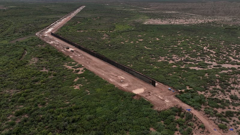 Una porción del muro fronterizo en construcción en la región de Big Bend, el miércoles 23 de...