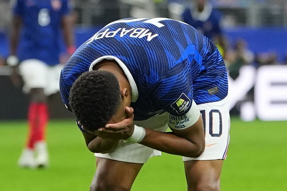 El delantero francés Kylian Mbappé reacciona durante la semifinal contra España en el Mundial,...