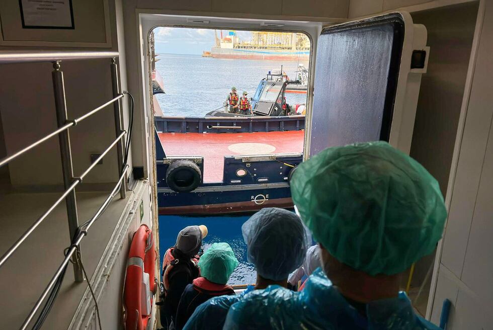 Pasajeros desembarcan del crucero MV Hondius, afectado por un brote de hantavirus, en el...
