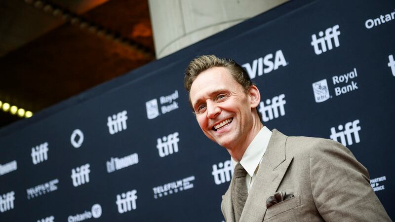 Tom Hiddleston llega a la alfombra roja antes del estreno de la película "The Life of Chuck",...