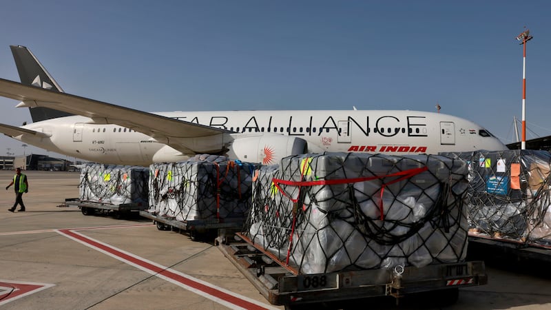 ARCHIVO - Trabajadores cargan suministros médicos en un avión de Air India hacia India, en el...