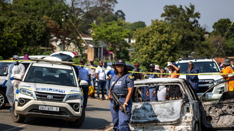 Un agente de policía, cerca del lugar donde se produjo un tiroteo durante una fiesta en una...