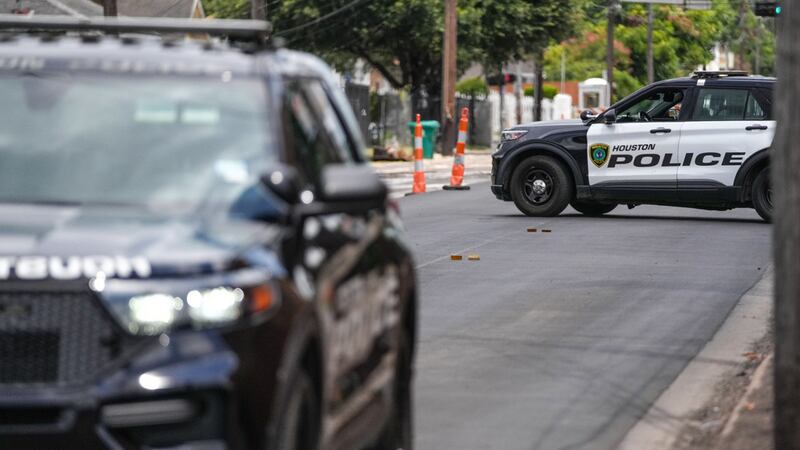 La policía trabaja en Canal Street, en Houston, el martes 7 de julio de 2026, tras un tiroteo....