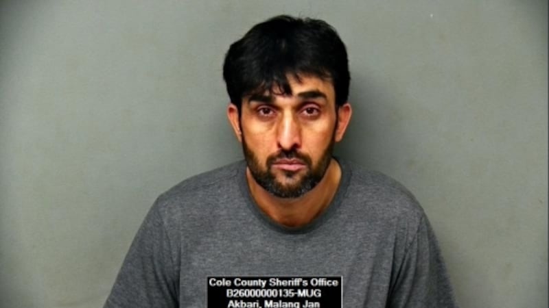 Malang Jan Akbari se enfrenta a múltiples cargos, entre ellos el de asesinato en primer grado,...