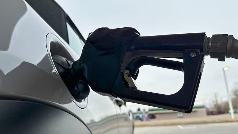 Una persona le echa gasolina a su carro en Littleton, Colorado, el 30 de noviembre del 2025. ...