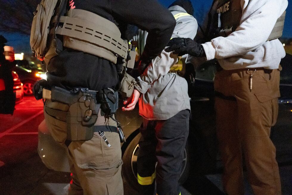 ARCHIVO - Agentes del Servicio de Inmigración y Control de Aduanas de Estados Unidos (ICE, por...