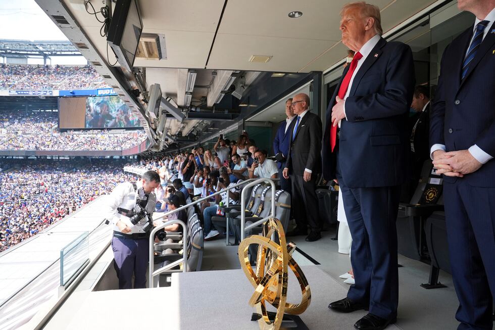 El presidente Donald Trump presente en la final del Mundial de Clubes entre Chelsea y Paris...