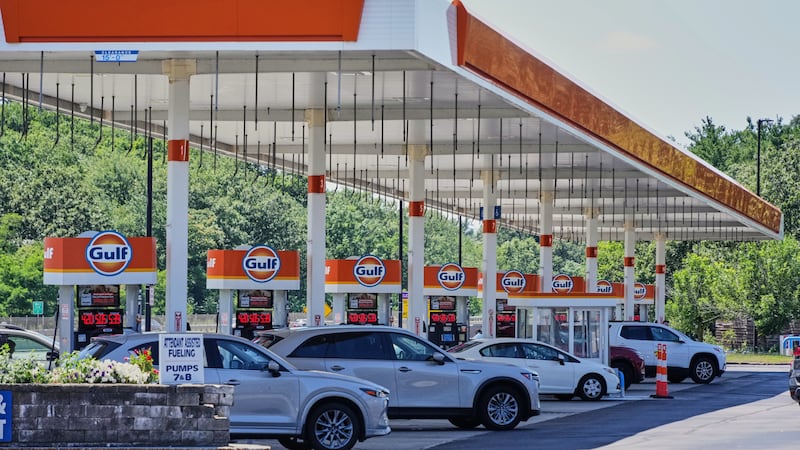 ARCHIVO - Autos cargan combustible en los surtidores de una estación de servicio Gulf Oil en...