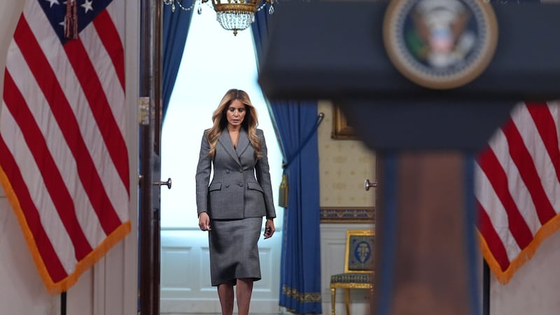 La primera dama Melania Trump llega para hablar con los periodistas el jueves 9 de abril de...
