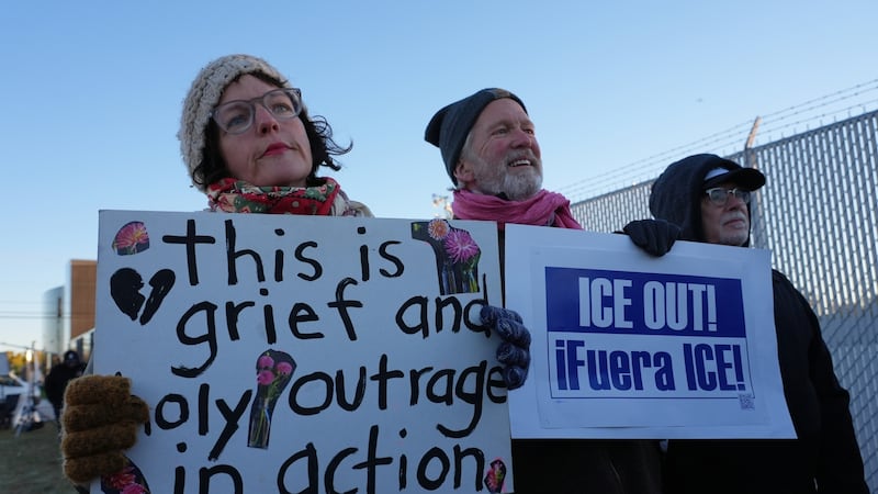 Manifestantes se reúnen fuera de un centro de procesamiento del Servicio de Inmigración y...