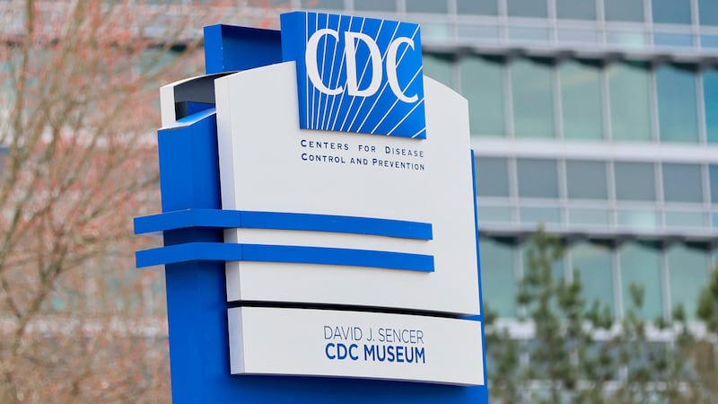 ARCHIVO - Un letrero con el logotipo de los CDC se exhibe a la entrada de la sede de la...