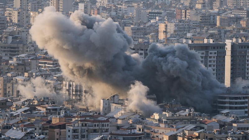 Columnas de humo provocadas por un ataque aéreo israelí en Dahiyeh, en los suburbios del sur...