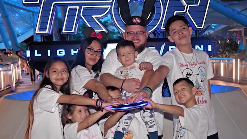 La policía dijo que un conductor de camión de 39 años fue aplastado entre un camión con...