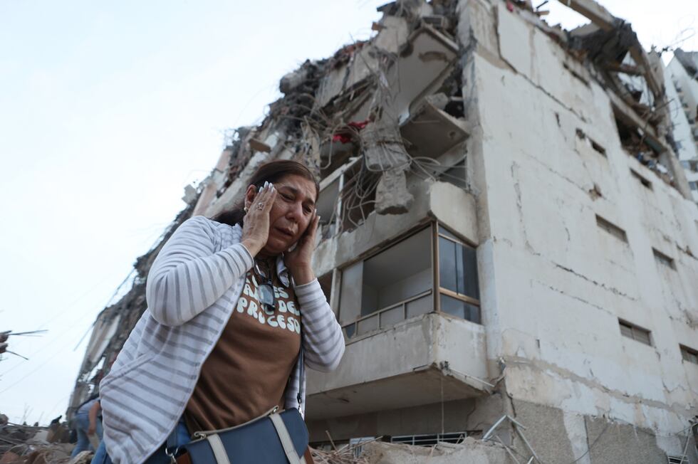 Una mujer pasa junto a un edificio dañado durante un terremoto en La Guaira, Venezuela, el...