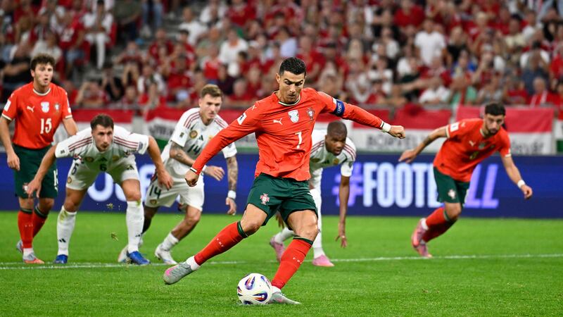 ARCHIVO - Cristiano Ronaldo, de Portugal, anota desde el punto penal durante un partido de...