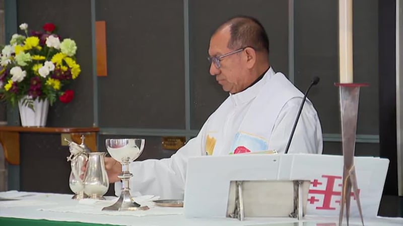 Sacerdote se ha ofrecido a tener custodia temporal de 26 niños en caso de que sus padres sean...