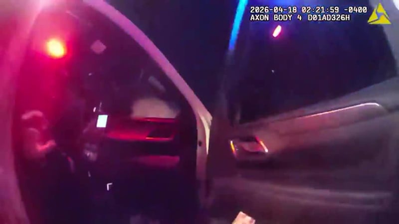 CAPTADO EN VIDEO: Conductor hispano sufre infarto en plena parada de tráfico y muere en la...