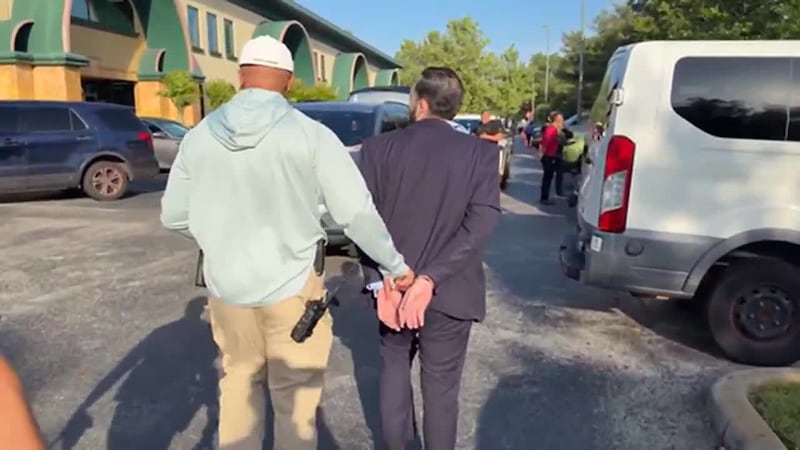 Cuatro personas fueron arrestadas luego de que agentes de la Oficina del Alguacil del Condado...