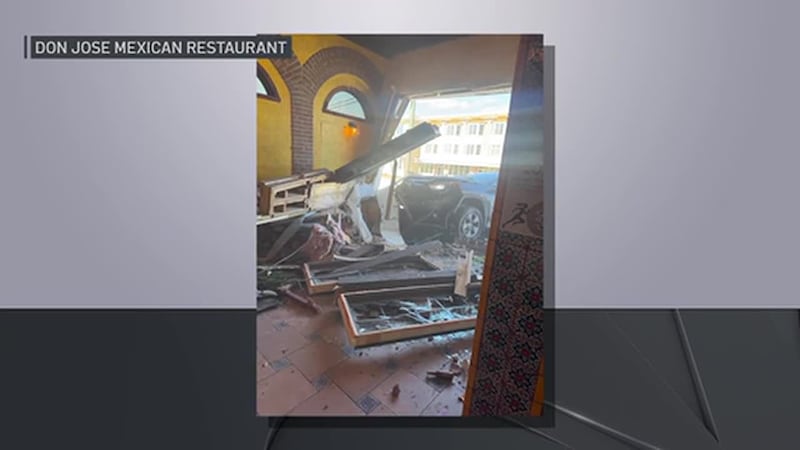 Cámara de seguridad capta el momento en el que un auto pierde el control y se estrella contra...