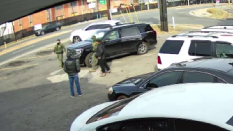 Redada en taller mecánico termina con cinco trabajadores detenidos.